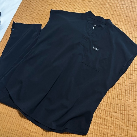 Women’s Koi Scrub Set - Picture 4 of 6